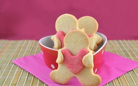 1. Этап. Простое печенье на 14 февраля: 9. Выпекайте печенье в предварительно разогретой до 180 градусов духовке около 10 минут. Готовому печенью дайте полностью остыть на противне. Печенье можно хранить 3-4 дня в плотно закрытом контейнере при комнатной температуре.