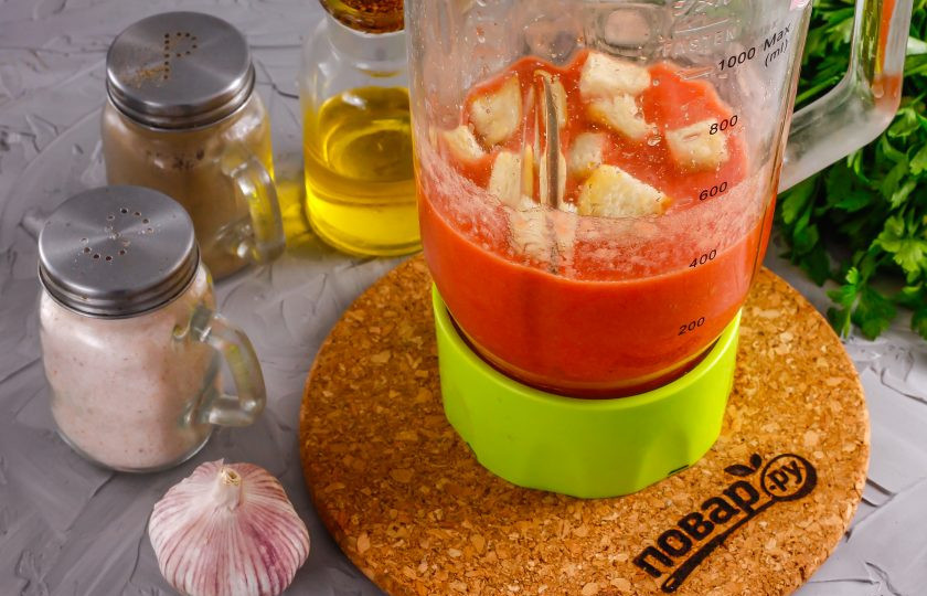 1. Этап. Андалузский суп: Всыпьте соль и молотый черный перец. Измельчите все на пульсирующем режиме в течение 3 минут. Затем в емкость добавьте сухарики или кусочки багета. Оставьте на 5 минут, чтобы они разбухли. Затем снова все измельчите в течение 2-3 минут.