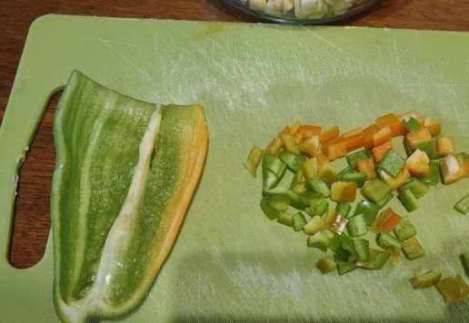 1. Этап. Жареная капуста с баклажанами и перцем: Сладкий перец очищаем от семян, и режем на кусочки приблизительно как баклажаны.