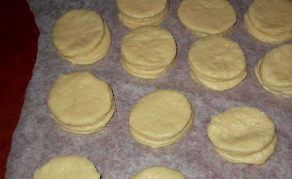 1. Этап. Печенюшки на скорую руку: Затем складываем кружочки по двое и выкладываем на противень, застланный пергаментной бумагой.