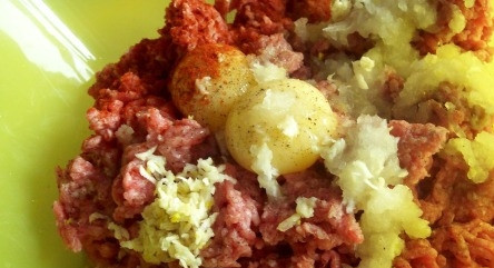 1. Этап. Мясной рулет с картофелем: В мясной фарш (у меня смешанный пополам: говяжий и свиной) добавим яйца, измельченный в блендере или мелко порезанный лук, чеснок, измельченный через пресс, соль и перец. Хорошо вымешиваем фарш до однородности.