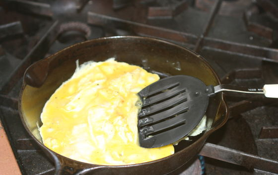 1. Этап. Яичница-болтунья простая: Вылить на сковороду яичницу.