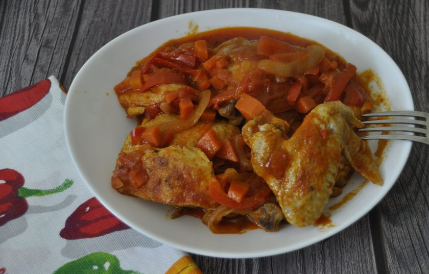 1. Этап. Яхния из курицы: Готовую яхнию переложите на блюдо и подавайте к столу.