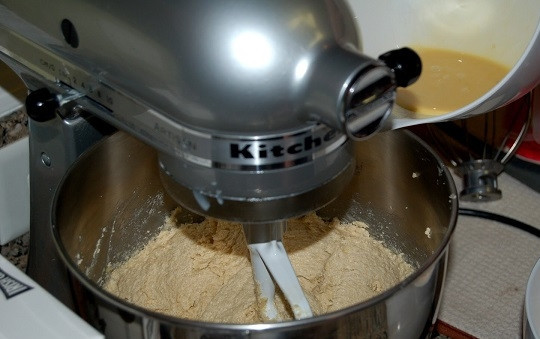 1. Этап. Овсяное печенье с грецкими орехами: 1. Размягченное сливочное масло взбейте с сахаром и экстрактом ванили (для аромата можете использовать в рецепте приготовления овсяного печенья с грецкими орехами также корицу). В отдельной мисочке соедините яйца с солью и молоком. Влейте яйца в масло с сахаром, продолжайте взбивать.