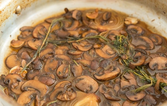 1. Этап. Говяжья вырезка с грибным соусом: 8. Тушите ингредиенты 9 минут, иногда помешивая их.