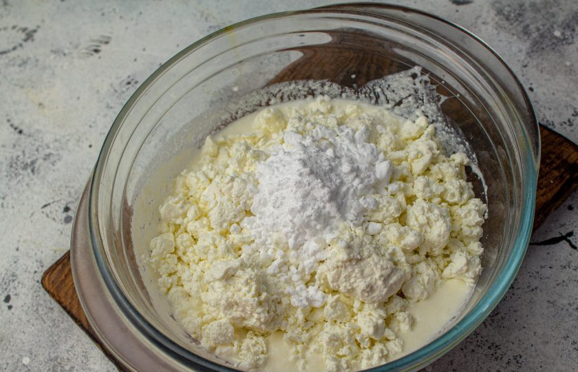 1. Этап. Творожная запеканка с йогуртом: Добавьте творог и сахарную пудру.