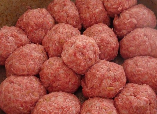 1. Этап. Тефтели в томатно-сметанном соусе: 4. Формируем из фарша небольшие тефтели и кладем в глубокую сковороду.