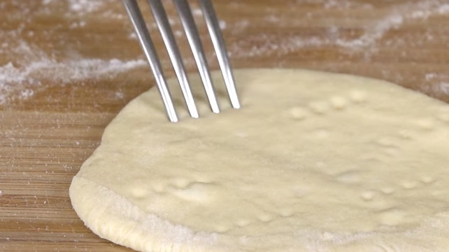 1. Этап. Хлеб на сковороде: 5. Каждую из маленьких частей раскатываем и накалываем по всех поверхности вилкой.
