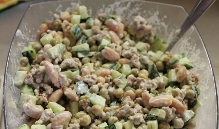 1. Этап. Салат за 5 минут: 3. Заливаем майонезом и перемешаем.