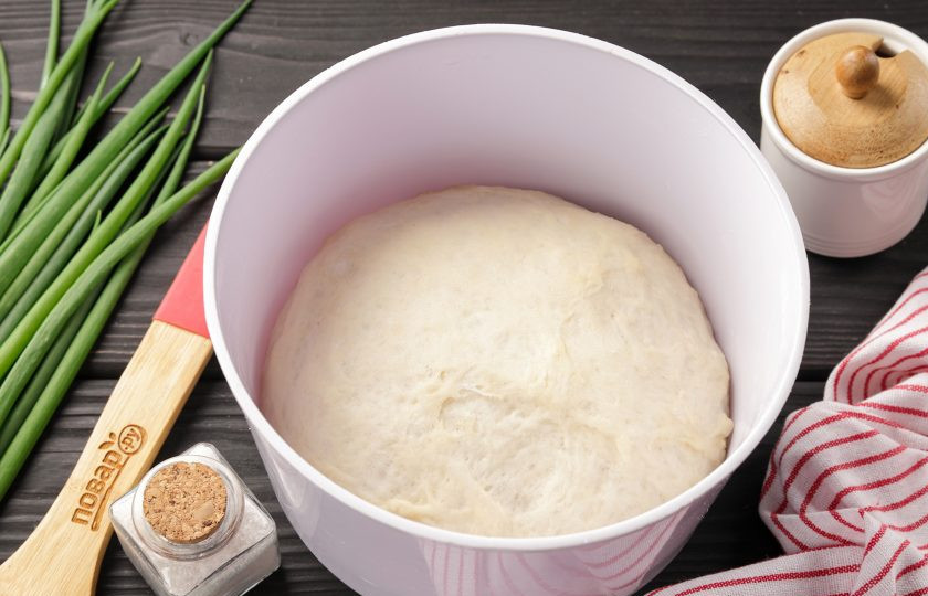 1. Этап. Дрожжевой пирог с яйцом в духовке: Как тесто подойдёт, его необходимо хорошо обмять и разделить на две неравные части.