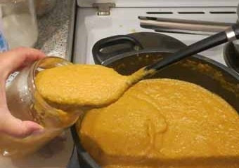 1. Этап. Кабачковая икра без перца: Икра покипела у нас часик, добавляем все специи, перемешиваем и варим еще 1 час. Если вы хотите получить икру пюреобразной а не зернистой - через пол часа можно перебить икру блендером. Затем довариваем еще пол часа. горячую икру раскладываем в стерилизованные банки и закатываем. Для подстраховки можно простерилизовать икру в банках минут 30 - для литровых банок.