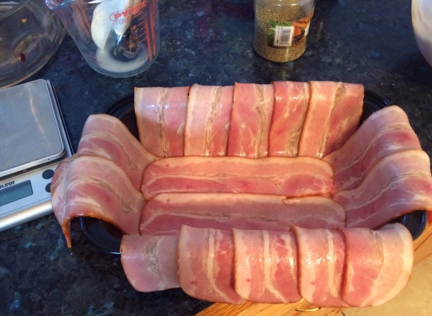 1. Этап. Террин из утки: Налейте в форму для запекания масло. Выложите бекон таким образом, чтобы он покрывал всю площадь формы.