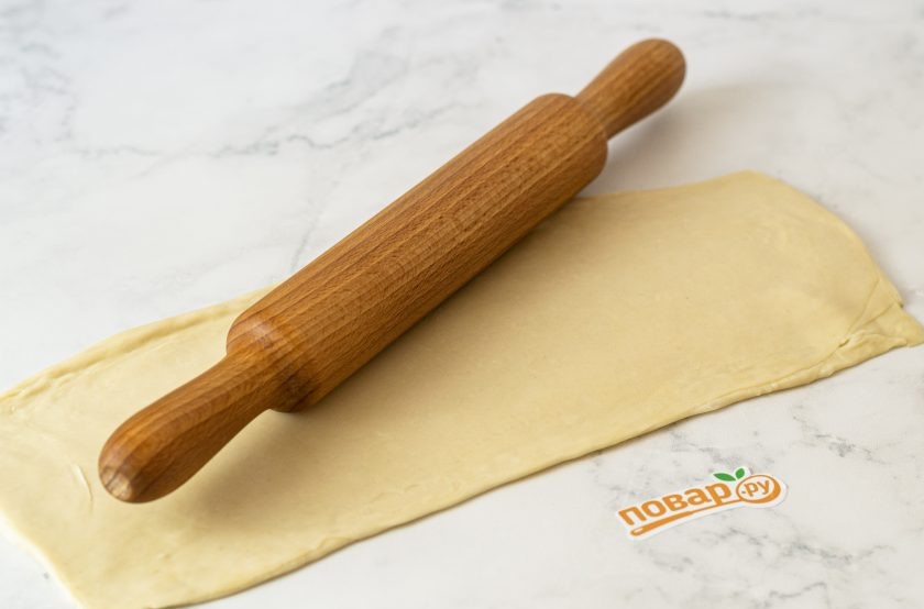1. Этап. Веганское слоеное тесто: Получившийся рулет раскатайте в пласт, с которым можно будет работать в дальнейшем.