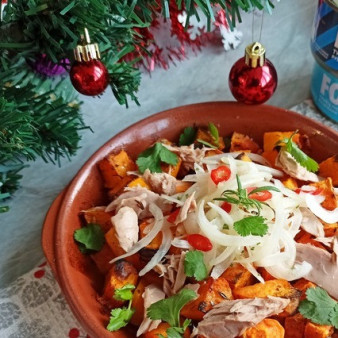 Тёплый салат с тыквой и тунцом