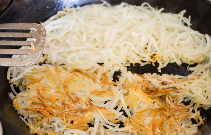 1. Этап. Драники (вариант для ленивых): 7. Жарьте до румяности, после аккуратно переверните.