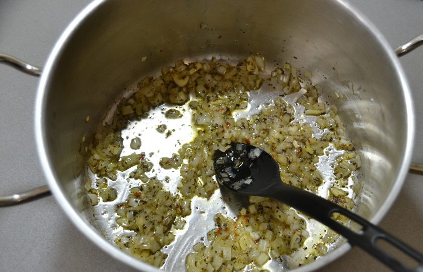 1. Этап. Зуппа ди пеше: Добавьте базилик.