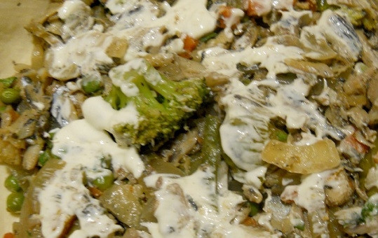 1. Этап. Пирог из мойвы: 4. Соедините овощи с рыбой, посолите, поперчите, добавьте щепотку зелени и сметану по вкусу. Аккуратно перемешайте. Раскатайте половину теста и выложите в форму. Распределите ровным слоем начинку.