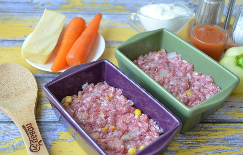 1. Этап. Мясные буханки с сюрпризом: 6. Формочки смажьте растительным маслом. Выложите половину фарша в две формочки, утрамбуйте.