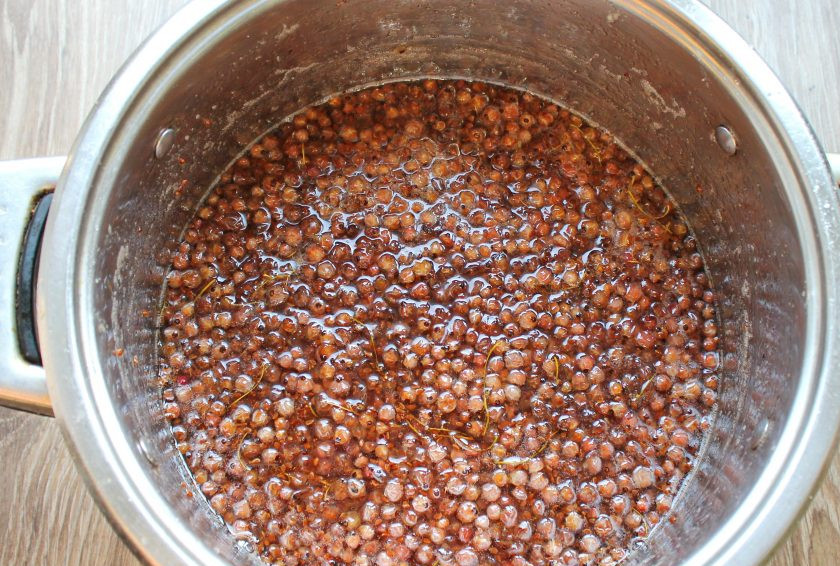 1. Этап. Варенье-желе из смородины: Оставьте варенье на 10 минут, чтобы оно немного остыло.