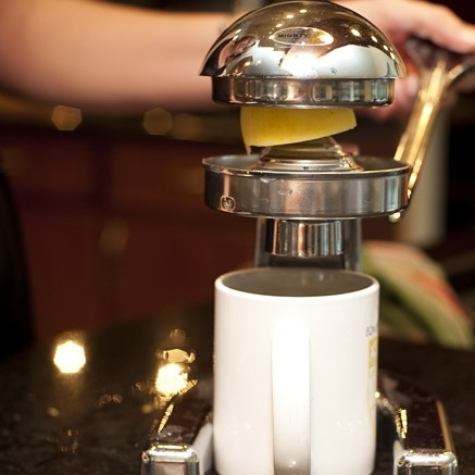 1. Этап. Фасоль стручковая жареная: 4. Из голого лимона (цедру-то сняли!) выжмите сок.