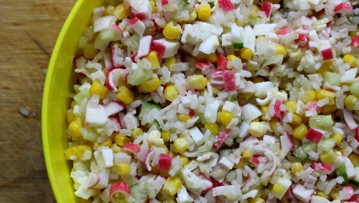 1. Этап. Вкусный крабовый салат: Добавляем в салат рис и хорошенько все перемешиваем.