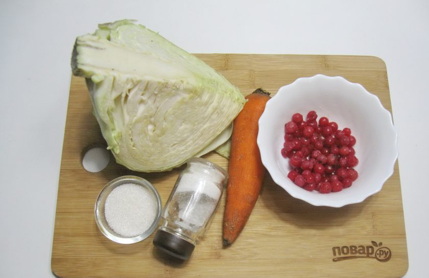 1. Этап. Квашеная капуста с брусникой: Подготовьте все ингредиенты для квашеной капусты.