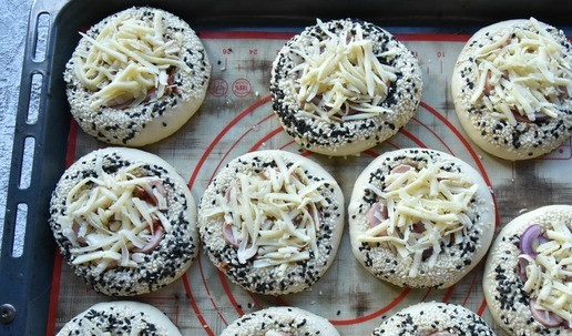 1. Этап. Пицца Большая перемена: В подошедших заготовках из теста формирую углубление в центре. Можно воспользоваться небольшим стаканчиком. На дно каждой мини пиццы выкладываю по 1 ч. л. кетчупа, кружочки сосисок, полукольца лука и шампиньоны. Каждую пиццу посыпаю тертым сыром. Выпекаю мини пиццы в духовке, разогретой до 180 градусов 40 минут.