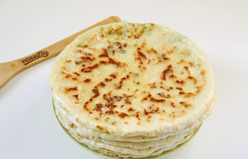 1. Этап. Балкарские хычины: После обжаривания каждую лепешку смазывайте сливочным маслом, особое внимание уделяя краям. Балкарские хычины готовы.