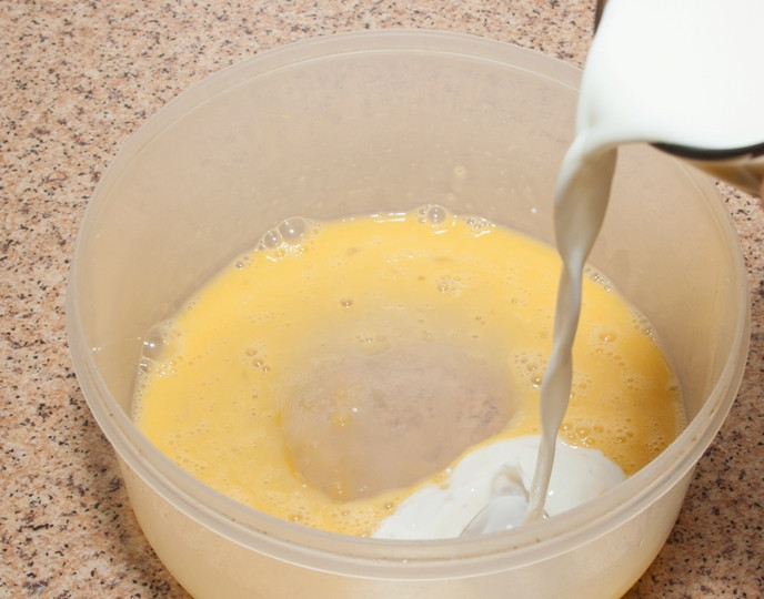 1. Этап. Пельмени с креветками: В глубокую миску разбиваем яйцо, добавляем молоко и взбиваем все.