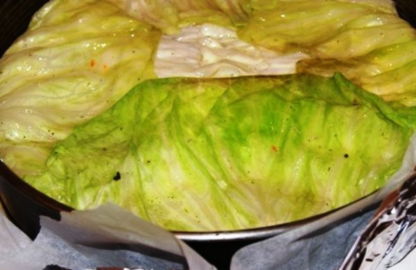 1. Этап. Капустный торт: На фарш подверните края капусты с бортиков формы, полейте лимонным соком и маслом. Сверху накройте фольгой и отправьте в разогретую до 190 градусов духовку на 45-50 минут. Затем снимите фольгу, и дайте образоваться румяной корочке еще в течение 10 минут. Готовый торт порежьте на порции и подайте на стол со сметаной.