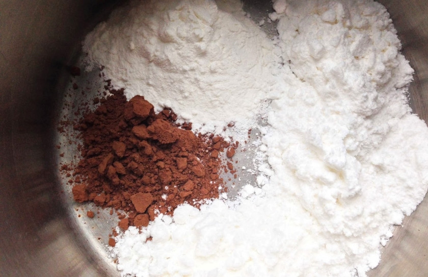 1. Этап. Кофейный пудинг: 1. В сотейнике смешаем сначала все сухие ингредиенты - крахмал, сахар, какао и молоко.