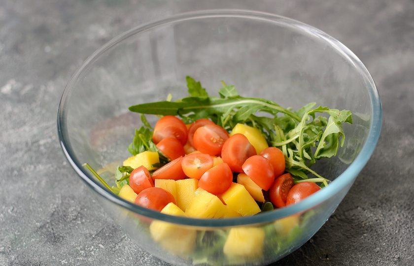 1. Этап. Салат с манго и рукколой: Соедините рукколу, томаты и манго. Сбрызните оливковым маслом, посолите и поперчите. Аккуратно перемешайте.