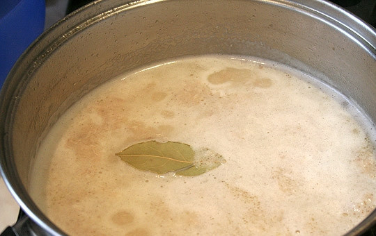 1. Этап. Крем-суп из курицы: Картофельно-куриное пюре кладем обратно в бульон, солим, перчим, добавляем лавровый лист и варим еще около 8 минут.