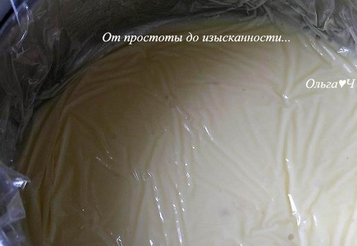 1. Этап. Десерт-мусс «Два шоколада»: Половину заварного крема перелейте в другую емкость, оставшийся крем накройте пищевой пленкой в контакт, держите в тепле.