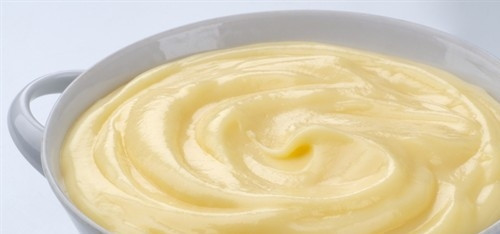 1. Этап. Корзиночки с заварным кремом и клубникой: Крем. Для него нам понадобятся два яйца. Отделяем желток от белка. В желток добавить 2 ст. л. муки и два вида сахара. Далее нужно подогреть молоко, НО! Не доводите его до кипения. Вливайте маленькой, тоненькой струйкой в нашу заготовку для крема. Весь процесс должен сопровождаться помешиванием. После поставьте массу на огонь, пока крем не начнёт густеть.