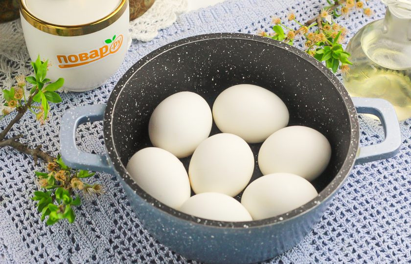 1. Этап. Яйца с поталью: Куриные яйца промойте в воде от загрязнений и пыли, выложите в кастрюлю. Залейте холодной водой и поместите емкость на плиту. Добавьте уксус 6% или 9% и отварите 12 минут с момента закипания. Затем воду слейте и залейте ледяную воду, остужая куриные яйца.