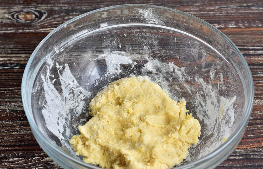 1. Этап. Печенье Недотрога: Ложкой или кухонной лопаткой хорошо перемешайте все ингредиенты.