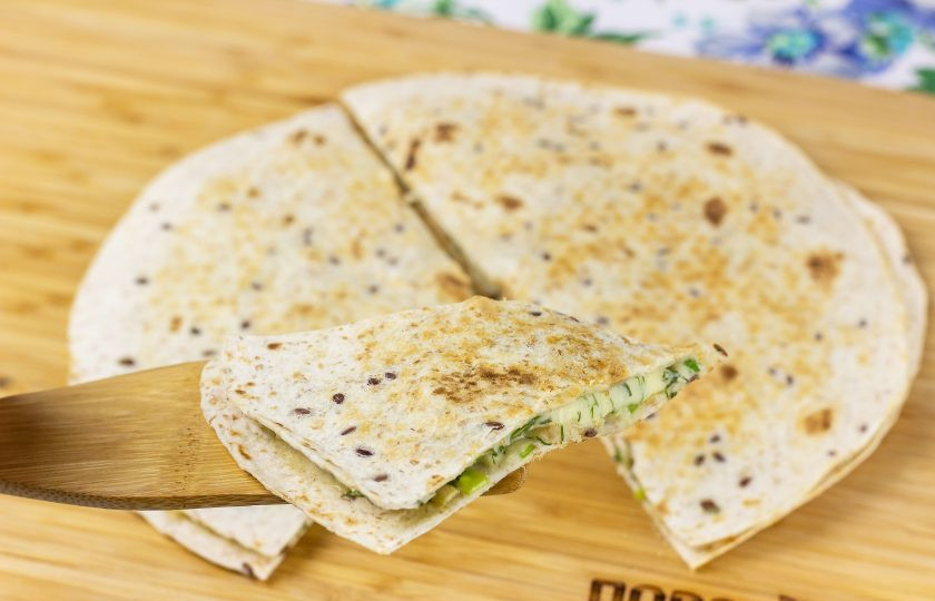 1. Этап. Тортилья с сыром: И сразу же подавайте, разрезав на порционные кусочки. Очень вкусно! Приятного аппетита!