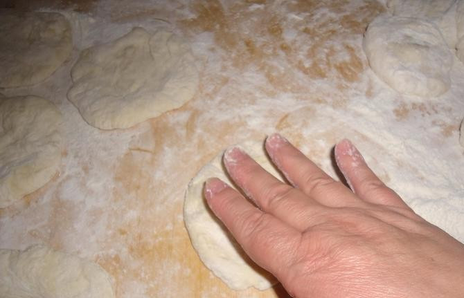 1. Этап. Тесто на ряженке для пирожков: 2. Пусть тесто настоится два часа при комнатной температуре, чтобы оно поднялось и стало пышнее раза в два. Обминаем его, оставляем еще на час подниматься. Потом уже делаем лепешки.