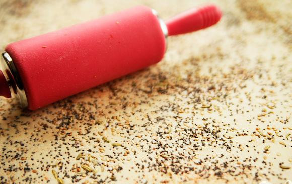 1. Этап. Пряные сырные палочки: 3. Равномерно посыпать полученной смесью тесто. С помощью скалки прижать специи к тесту. Это очень важный шаг – специи не должны обсыпаться с готовых палочек.