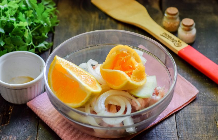 1. Этап. Свиные ребрышки в апельсиновом маринаде: Выдавите в миску сок апельсина.