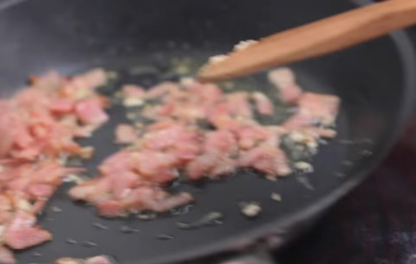 1. Этап. Паста Карбонара: 1. Бекон нарежьте тонкими полосками и вытопите из него жир. Затем добавьте к нему мелко нарезанный чеснок и жарьте еще 1-2 минуты.