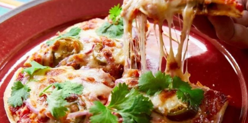 1. Этап. Пиццадилья: 7. Запекайте тортилью в разогретом до 180 градусов духовом шкафу несколько минут, чтобы расплавился сыр, подавайте украсив зеленью.