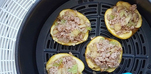 1. Этап. Запеченные яблоки с фаршем индейки: Начинить яблоки. Немного фарша скорее всего останется. Его можно или заморозить для будущего приготовления или запечь в форме вместе с яблоками.