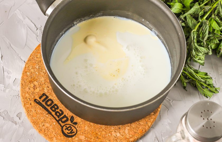 1. Этап. Бисквит на горячем молоке: Пока яйца взбиваются, вылейте молоко любой жирности в ковш или кастрюлю, прогрейте его практически до кипения и добавьте сливочное масло. Растопите масло в молоке.