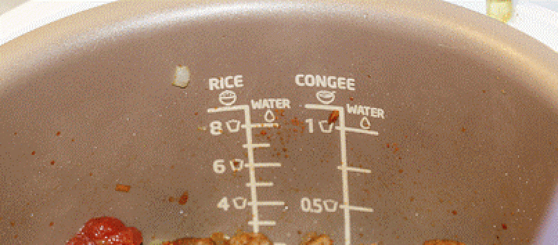 1. Этап. Соевое мясо в мультиварке: Теперь добавьте помидоры, порезав их. Тушите еще 5 минут.
