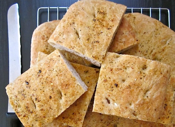 1. Этап. Фокачча (без вымешивания теста): 9. Переложите выпечку на решетку, чтобы ушла лишняя жидкость. Нарежьте выпечку кусочками и подавайте к столу. Приятного!