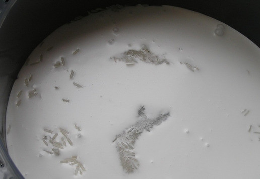 1. Этап. Рисовый пудинг с грушей: Рис положите в чашу для супа пароварки и поставьте в чашу №3. Добавьте ванилин и сахар, перемешайте. Чашу №3 с чашей для супа поставьте на поддон для капель. Влейте горячие кокосовые сливки, перемешайте и накройте крышкой.