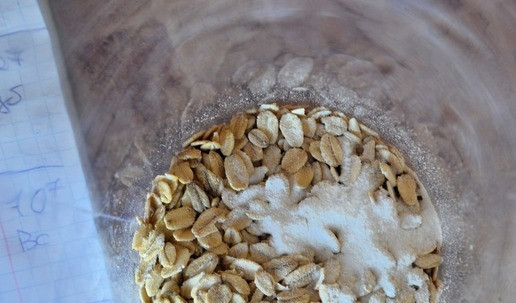 1. Этап. Смузи с нектарином и бананом: В чашу для смузи всыпать хлопья и ванилин.