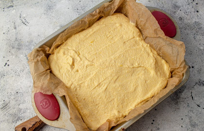 1. Этап. Творожно-тыквенная запеканка ПП: Тыквенную массу выложите в форму для выпечки, выстеленную пергаментом. Выпекайте в заранее разогретой духовке до 180 градусов 45-50 минут. Достаньте готовую запеканку и дайте ей остыть.